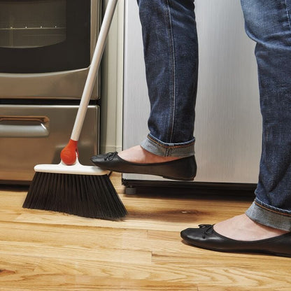 Any-Angle Broom - US 9253